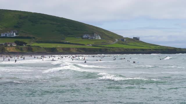 游客在英国海岸，北德文海岸克罗伊德冲浪视频素材