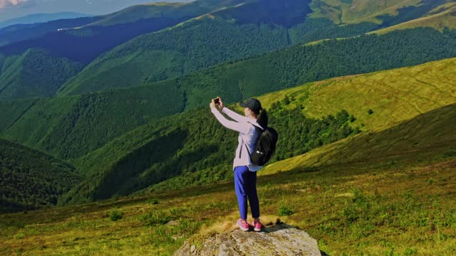 高加索徒步旅行者用手机拍照视频素材