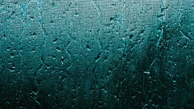 66、雨滴顺着玻璃流下，水顺着蚊帐在公寓里流淌，美丽的风暴滴下来，未来从水里流出。视频下载