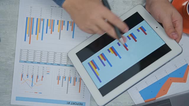 商人手分析财务报告视频素材
