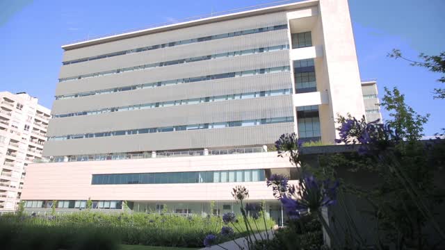 从内花园看空医院主楼立面- Covid-19概念视频素材