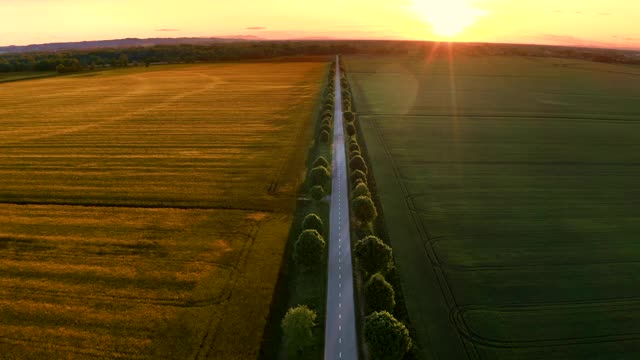 空中汽车在日落时行驶在乡间的路上视频素材