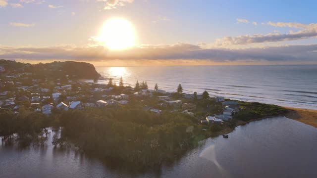 海景和村庄周围Avoca海滩在中部海岸日出/新南威尔士州，澳大利亚视频素材