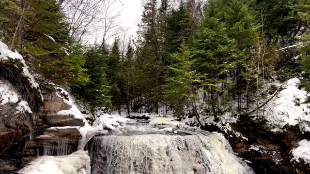 在一个下雪的冬天，在密歇根上半岛的塞布尔瀑布视频下载
