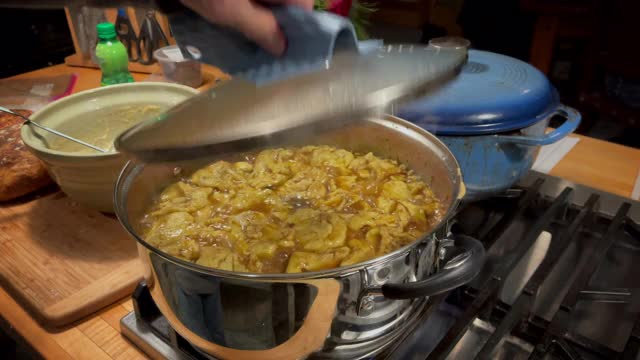 丰盛的汤和饺子在炉子上烹饪。视频下载