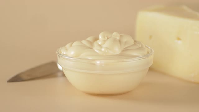 鲜嫩芬芳的奶油酱在碗中旋转。视频下载