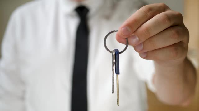 男人的手握着住宅的钥匙视频下载