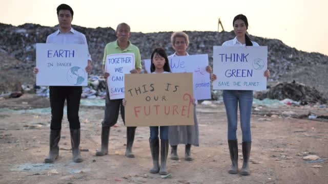 一个家庭正在为全球废物堆的未来而斗争。视频下载