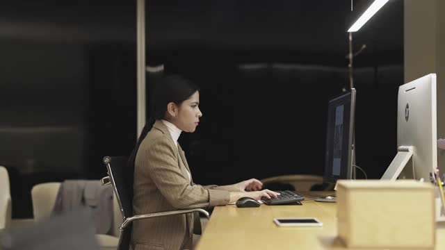 移动慢动作视频的不同的男性和女性同事工作到深夜视频素材