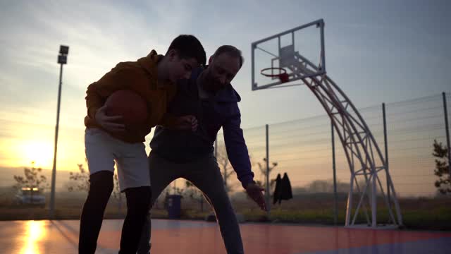 父亲和儿子在户外打篮球视频下载