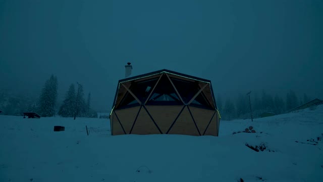 带灯的球型圆顶，冬季景观。视频素材