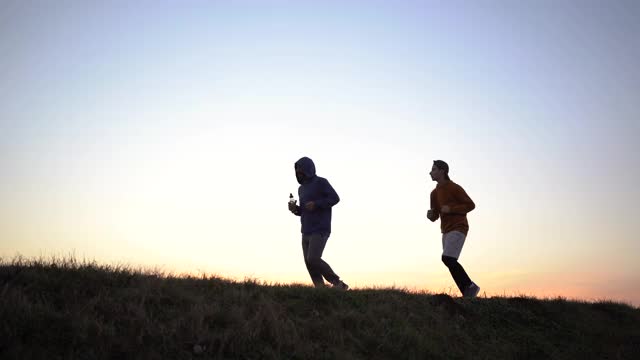 父亲和儿子周末在大自然中跑步视频素材