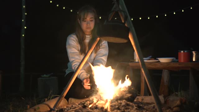 冬天在篝火上暖手的女人视频素材