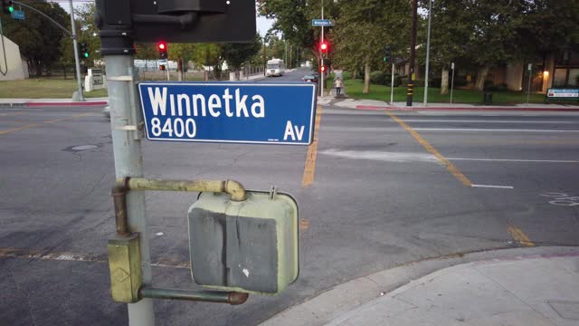 Winnetka大道洛杉矶城市街道在十字路口向下看的标志视频下载