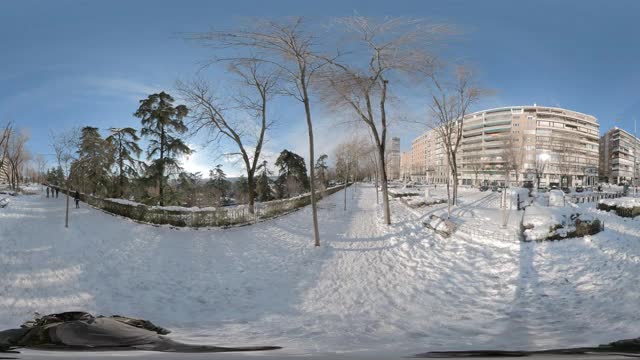 行走在西班牙马德里西部公园，带着360度的雪景视频下载