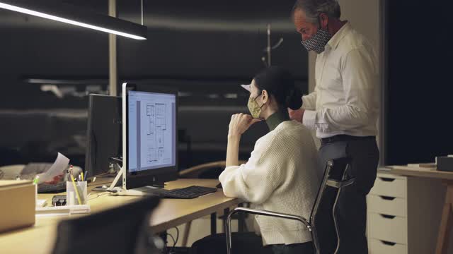 新冠肺炎疫情期间，各种男女设计师工作到深夜的慢动作视频视频素材