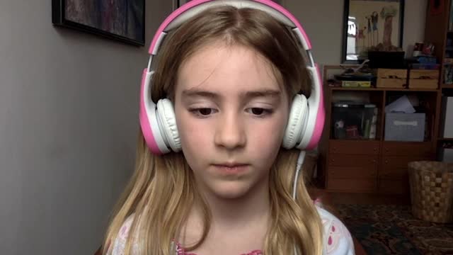 年轻的女学生戴着耳机，在课堂上通过视频电话被她的妹妹分散注意力视频下载