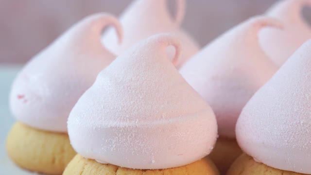 带浆果棉花糖的粉色蛋糕的特写镜头。微距食物甜点背景。面包店和糕点店的概念。视频下载