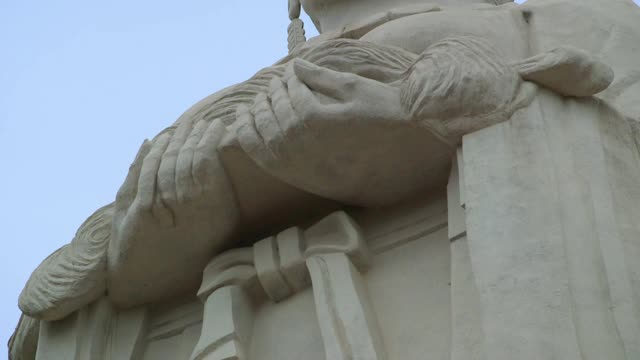翘起丝绸之母雕像，成都，中国视频素材