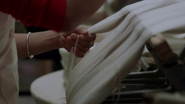 中国，一个人在纺车上系丝线视频素材