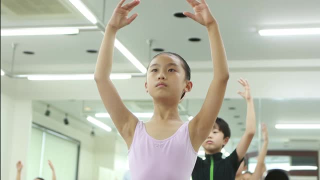 亚洲小芭蕾舞者的肖像视频素材