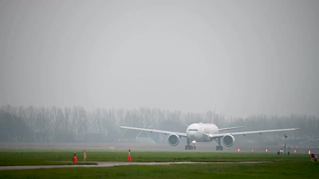 阿联酋航空公司波音777飞机在阴天起飞的画面视频下载
