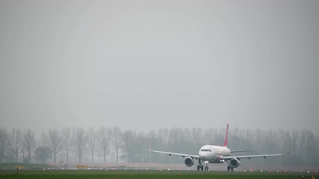 阿拉伯航空A320航班在阴天起飞的画面视频素材