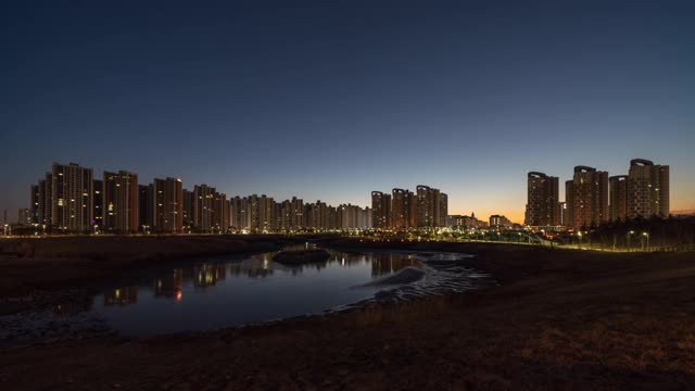 Baegot Life Park(河畔公共公园)和Baegot New Town的公寓综合体，日出/ Siheung-si，京畿道，韩国视频素材