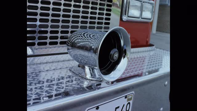 街道上的消防车上的紧急警报器的特写镜头视频下载