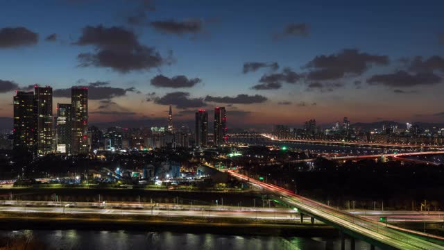 首尔森林、东埠高速公路、汉江永比哟大桥的城市景观/韩国首尔城东谷视频素材