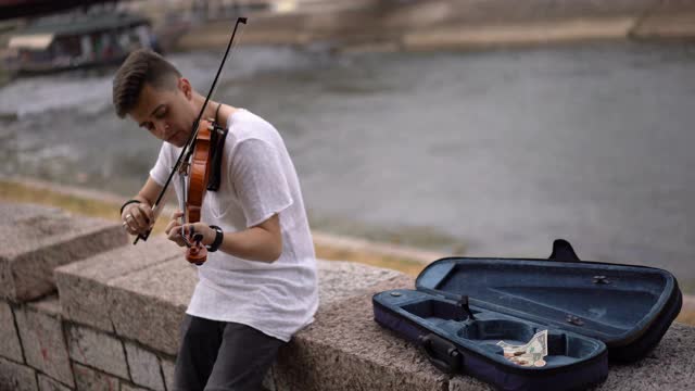 街头艺人演奏小提琴视频素材