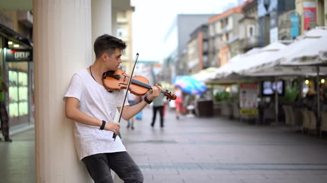 街头艺人演奏小提琴视频下载