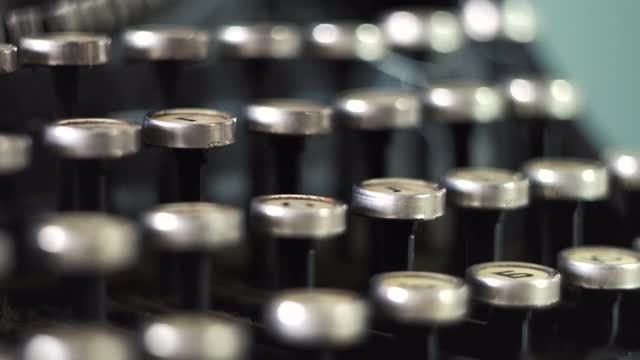 旧打字机键盘视频素材