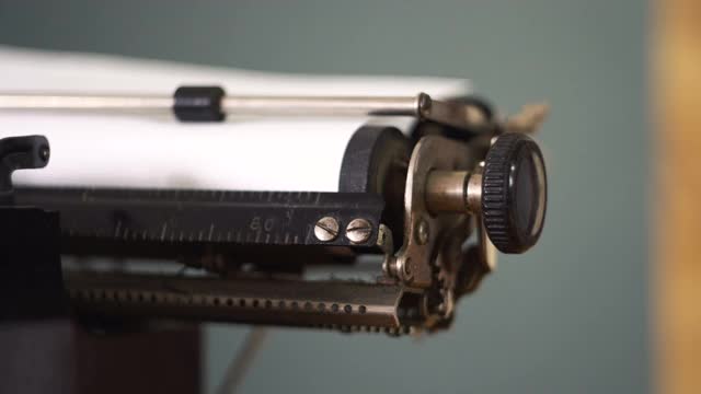 手转动旧打字机的轴视频素材