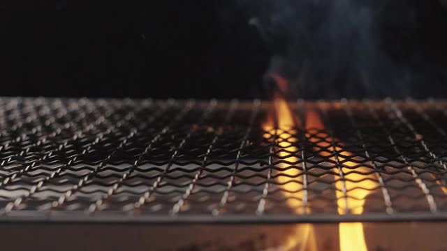 用慢动作把牛排放在火上烤视频素材