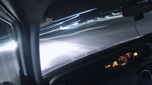 汽车在夜间行驶在街道上，司机的视角，时间流逝视频下载