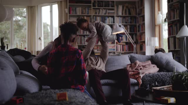 一家人在客厅一起享受休闲时光的慢镜头视频素材