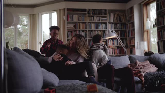 欢乐的一家人在家里客厅一起享受的慢镜头视频素材