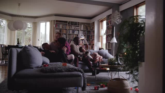 一家人在客厅里一起享受的慢镜头视频素材