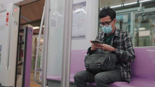 亚洲男子避开电动火车上的乘客视频素材