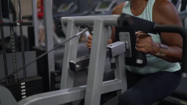 一位年长妇女在健身房锻炼的肖像视频素材