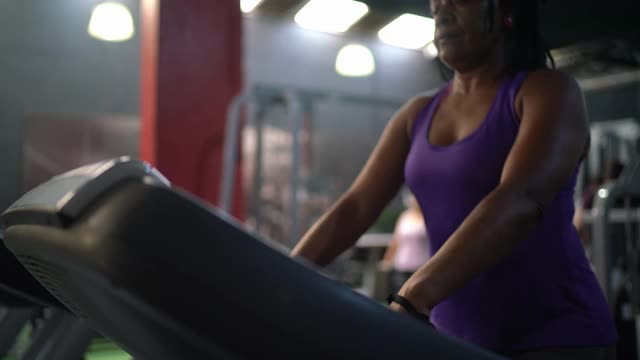 在健身房跑步机上聊天的女人视频下载