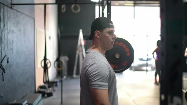 一个男人在健身房锻炼的肖像视频素材