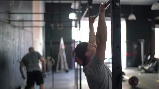 一个男人在健身房锻炼的肖像视频素材