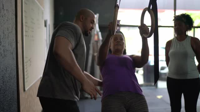 帮助女性在健身房锻炼的私人教练视频下载