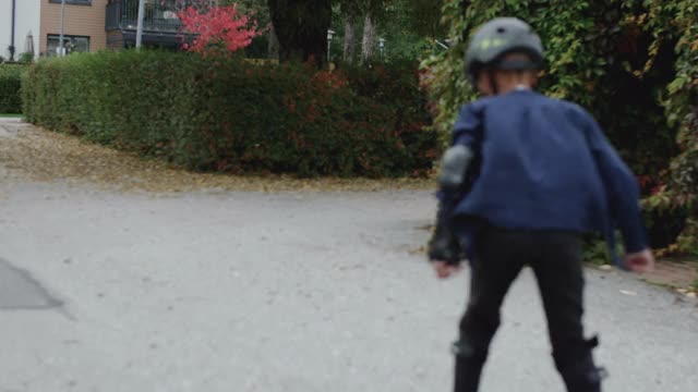 全长的男孩滑板在道路上视频素材