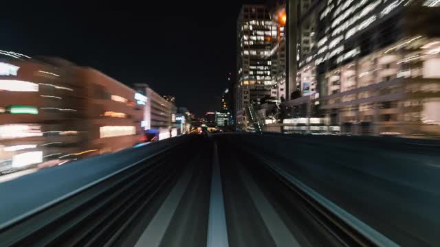 日本东京台场的百合门列车在夜间快速前进。铁路运输系统，亚洲旅游，交通科技理念视频素材