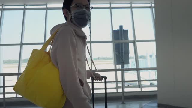 女人在机场戴口罩视频素材