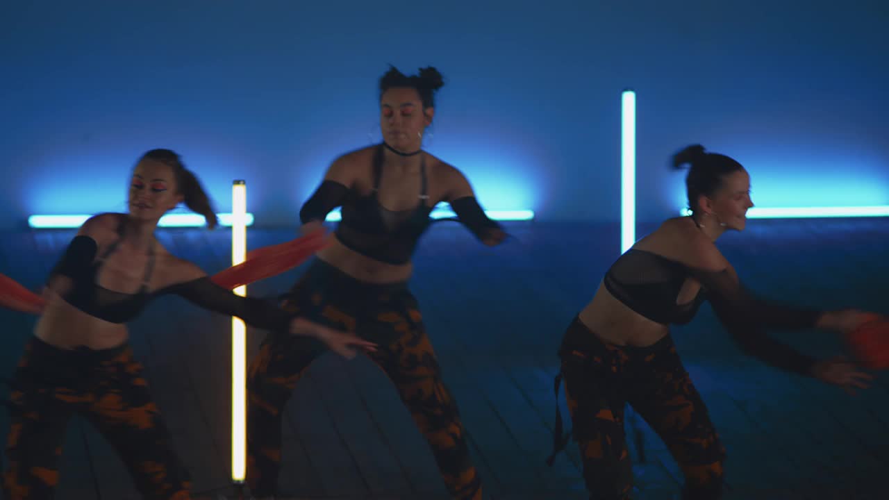在蓝色背景下一起表演的同步现代舞视频下载