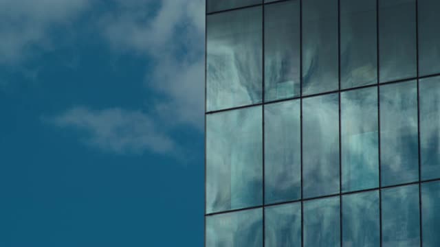 反射蓝天的玻璃摩天大楼视频下载